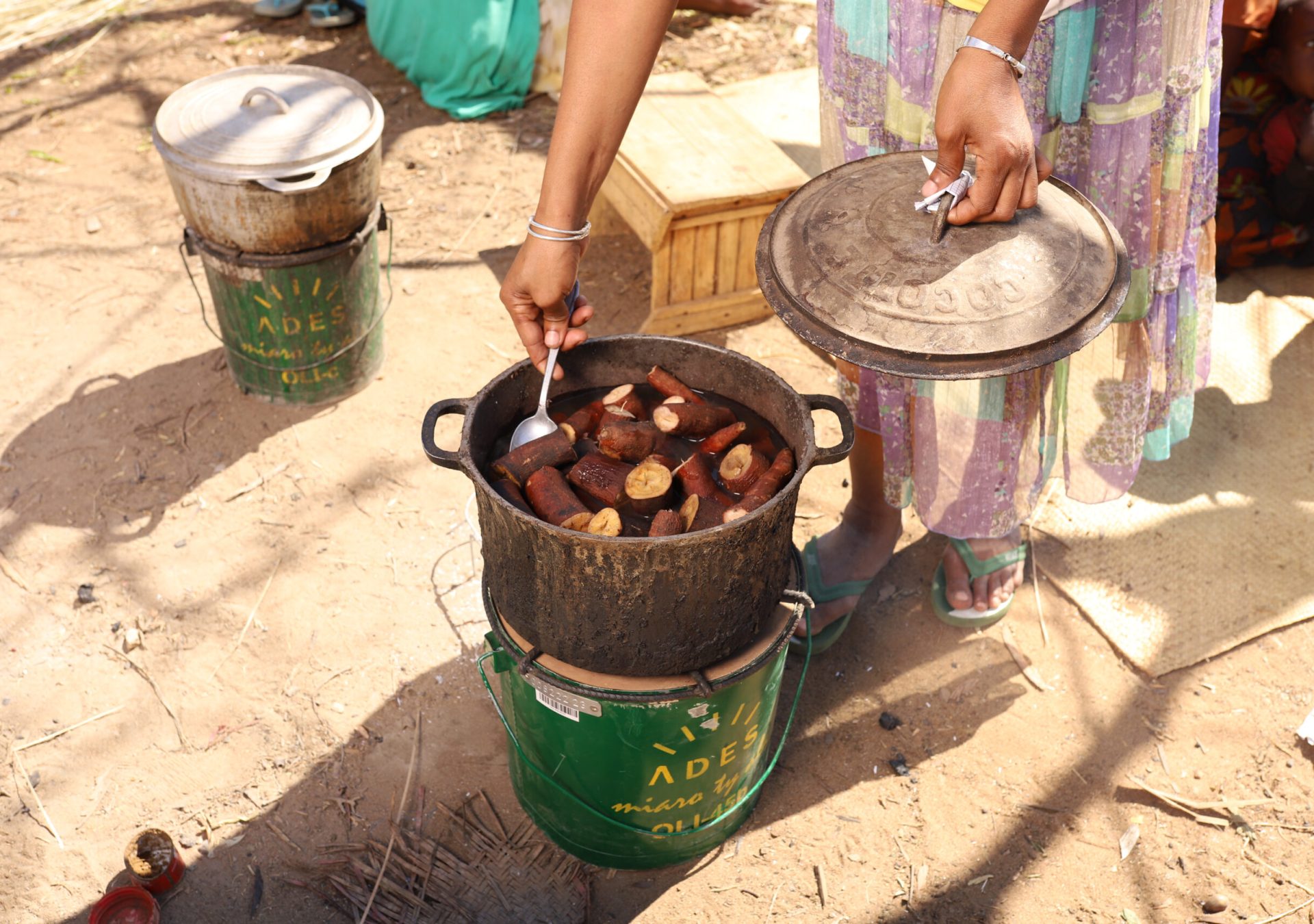 L_C3A9quipe_d_ADES_C3A0_Ambovombe_2_z8g0ys