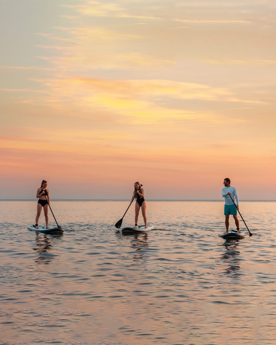 SUP-Stand-up-paddling-meer-Sonnenuntergang-freunde-iStock-1383825934-erweitert_bdhbtf